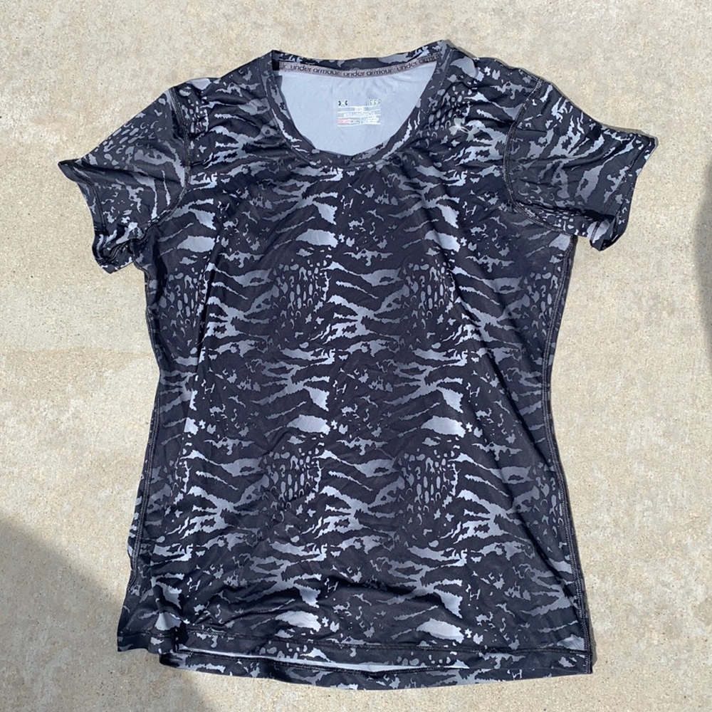 Large under armor fitted heat gear shirt